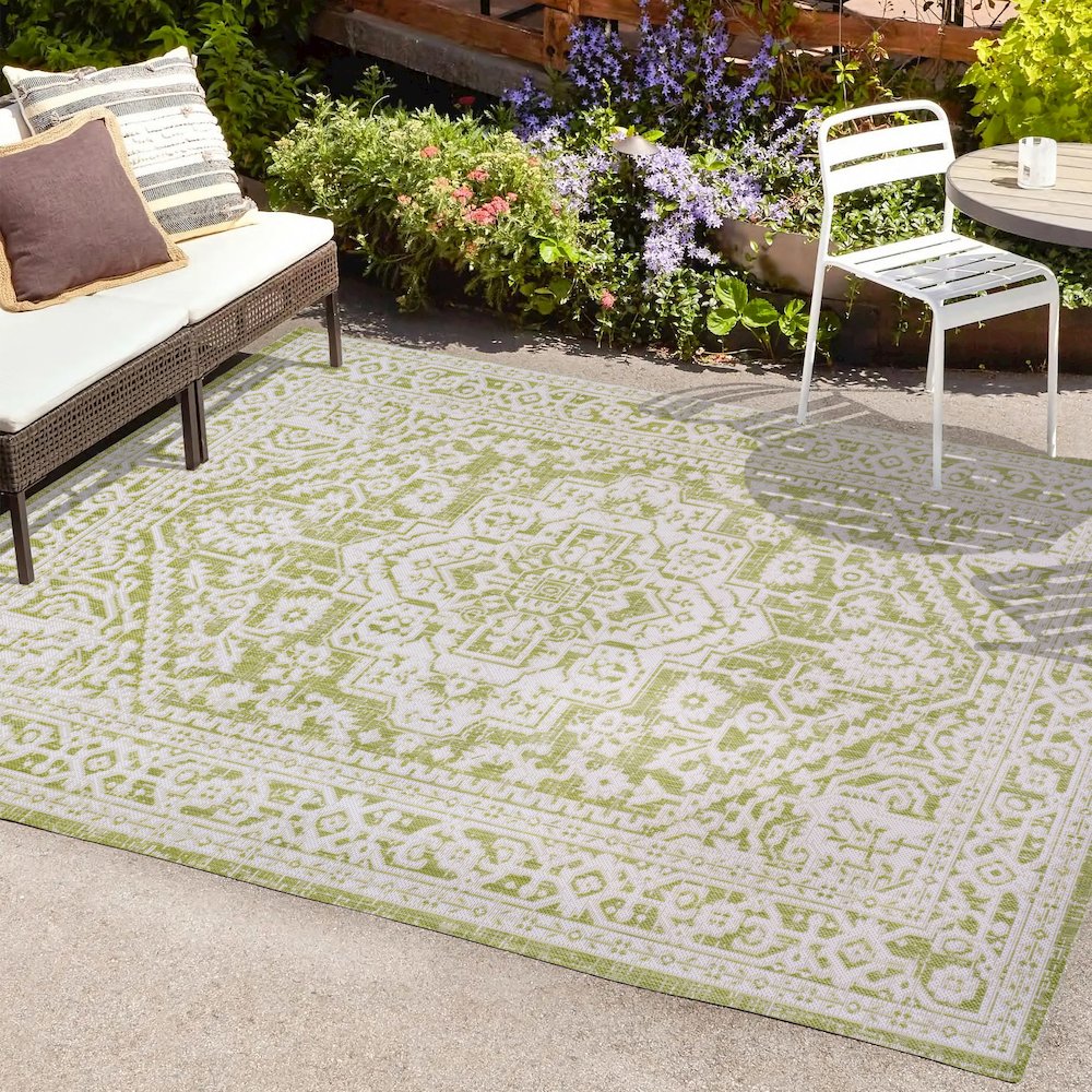 Sinjuri Medallion Textured Weave Indoor/Outdoor Area Rug. Picture 6