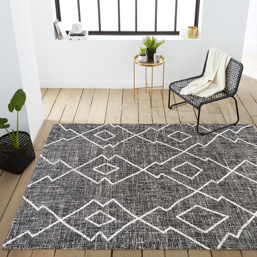 Carwa Tribal Diamond Trellis Indoor/Outdoor Area Rug. Picture 16