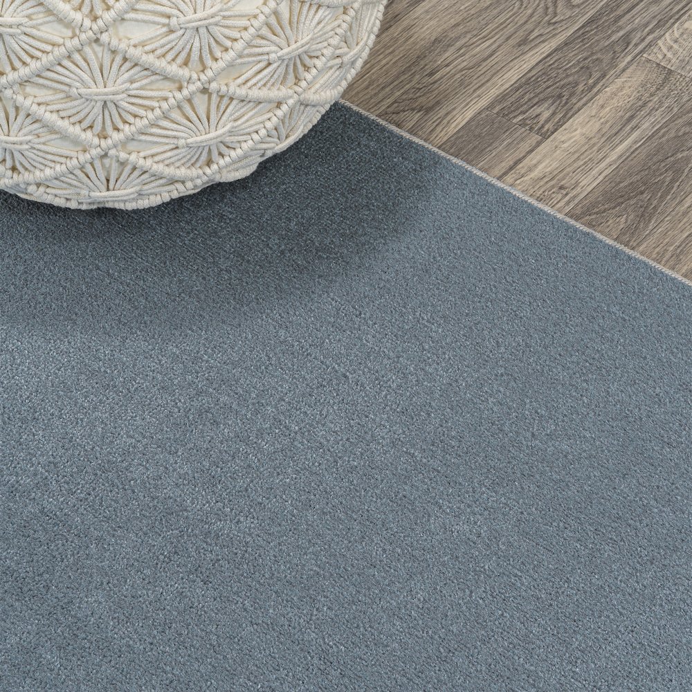 Twyla Classic Solid Low-Pile Machine-Washable Area Rug. Picture 5