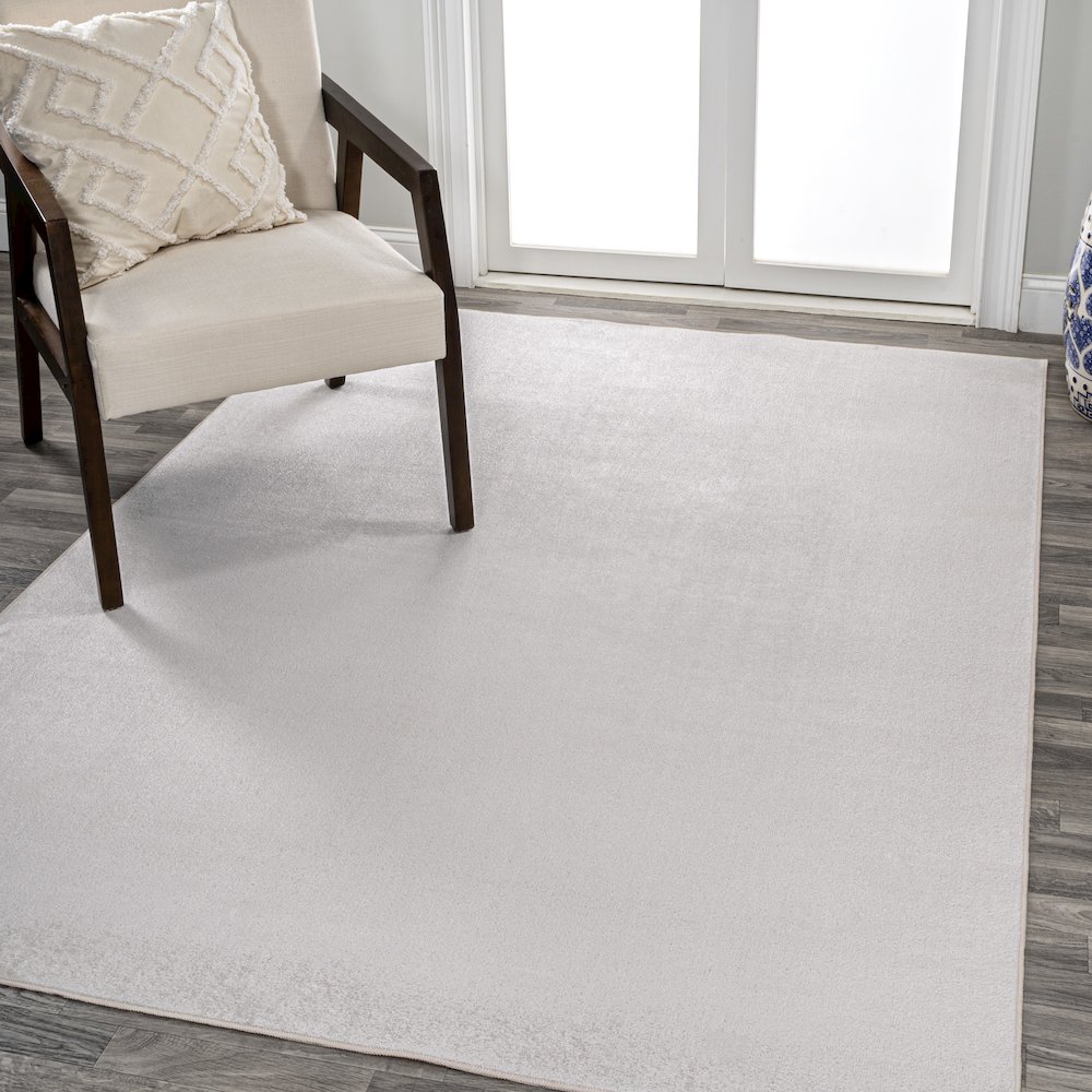 Twyla Classic Solid Low-Pile Machine-Washable Area Rug. Picture 1