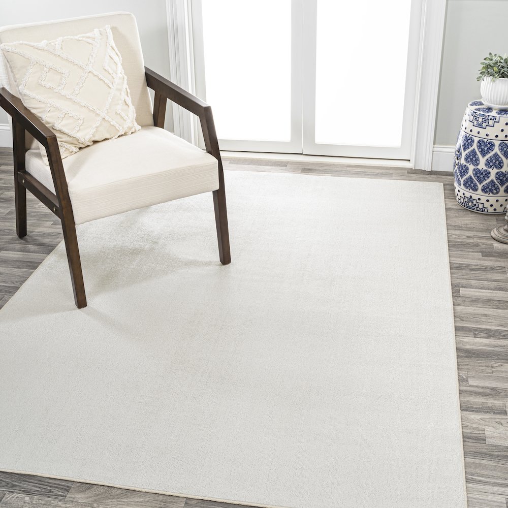 Twyla Classic Solid Low-Pile Machine-Washable Area Rug. Picture 1
