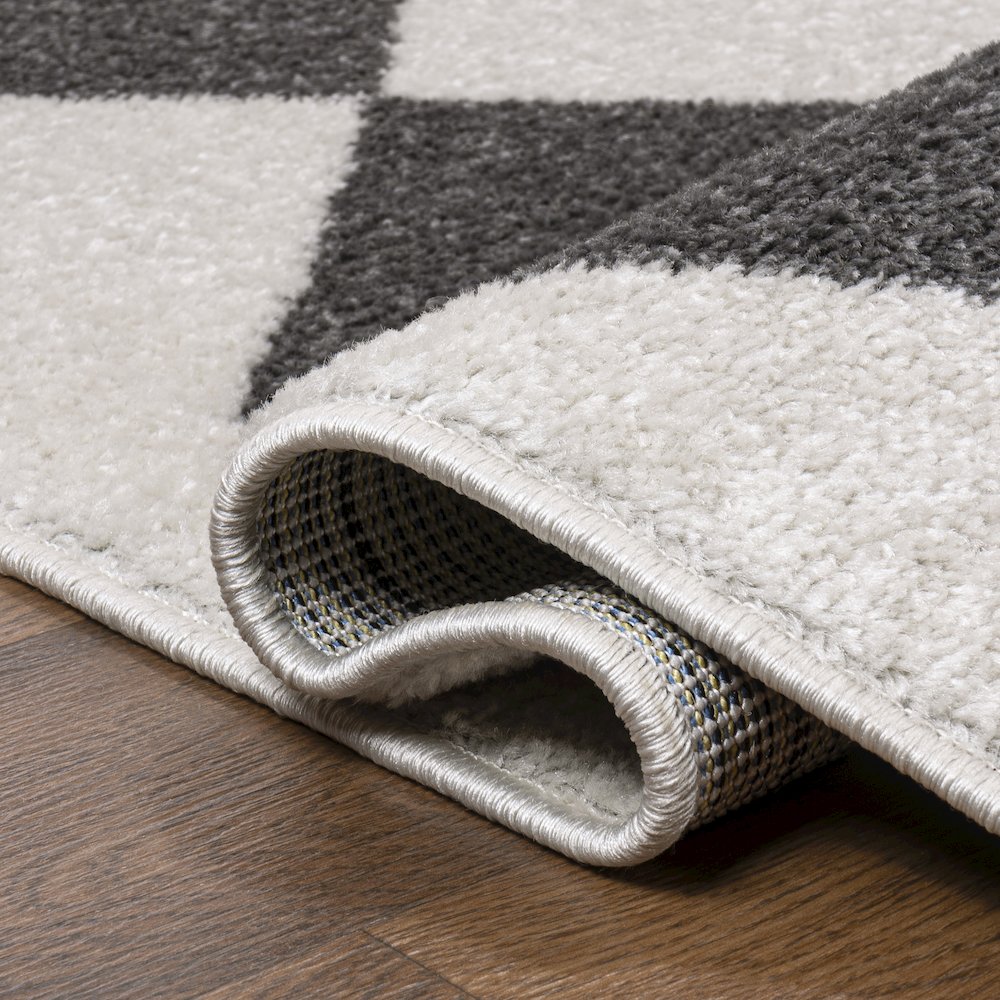 Draper Classic Geometric Diamond Pattern Area Rug. Picture 7