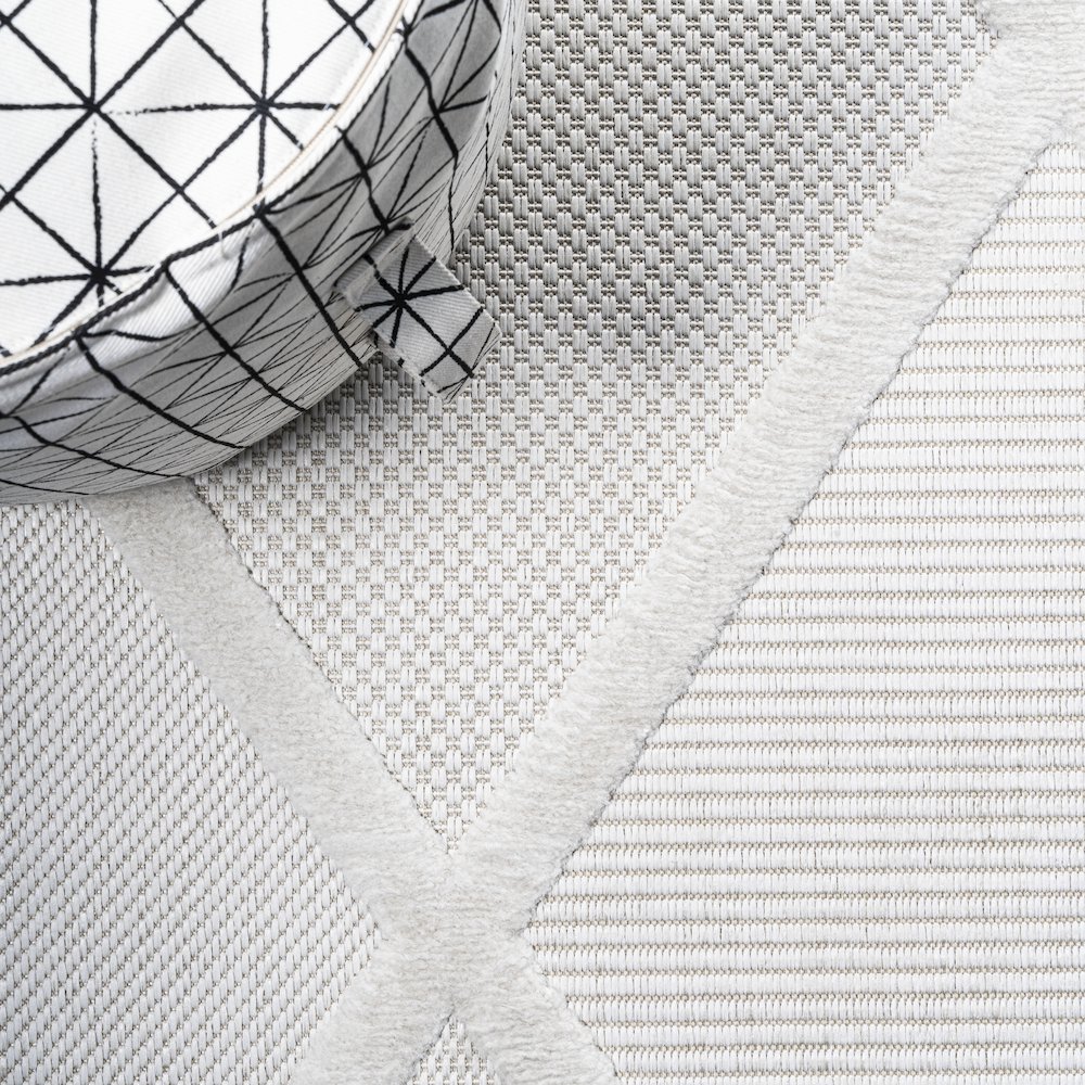 Salines Diamond Trellis Indoor/Outdoor Area Rug. Picture 4