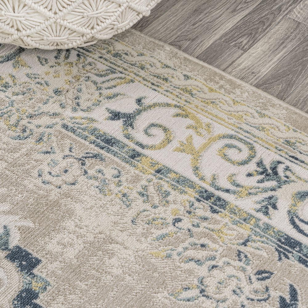 Rosalia Cottage Medallion Runner Rug. Picture 1