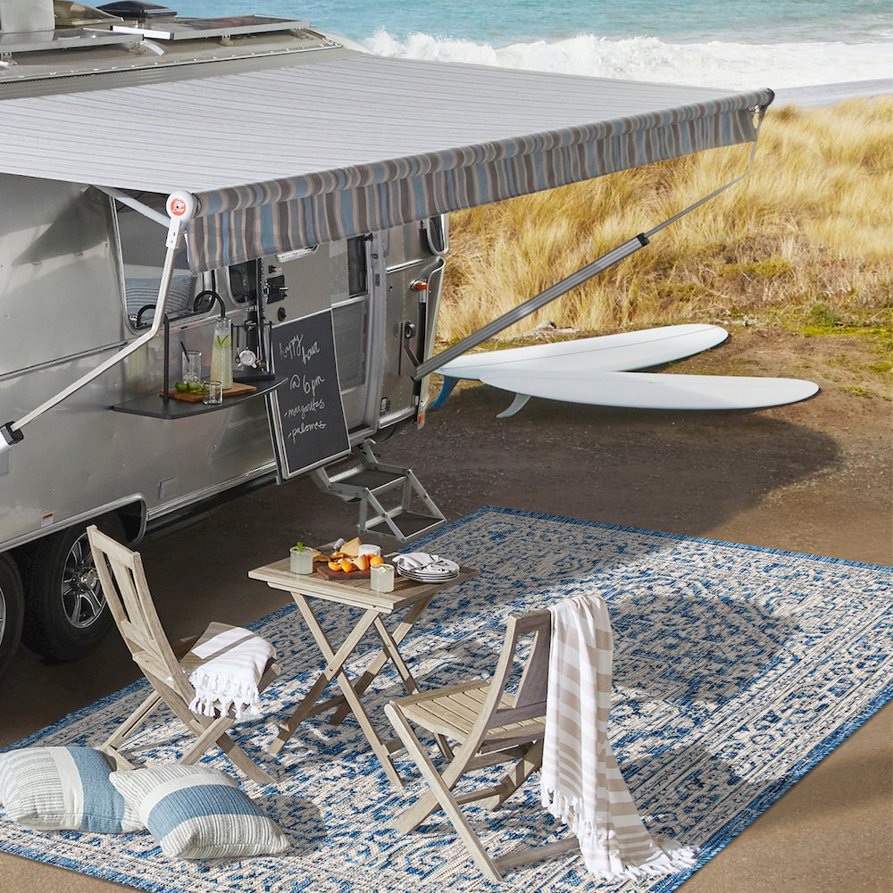 Sinjuri Medallion Textured Weave Indoor/Outdoor Area Rug. Picture 7
