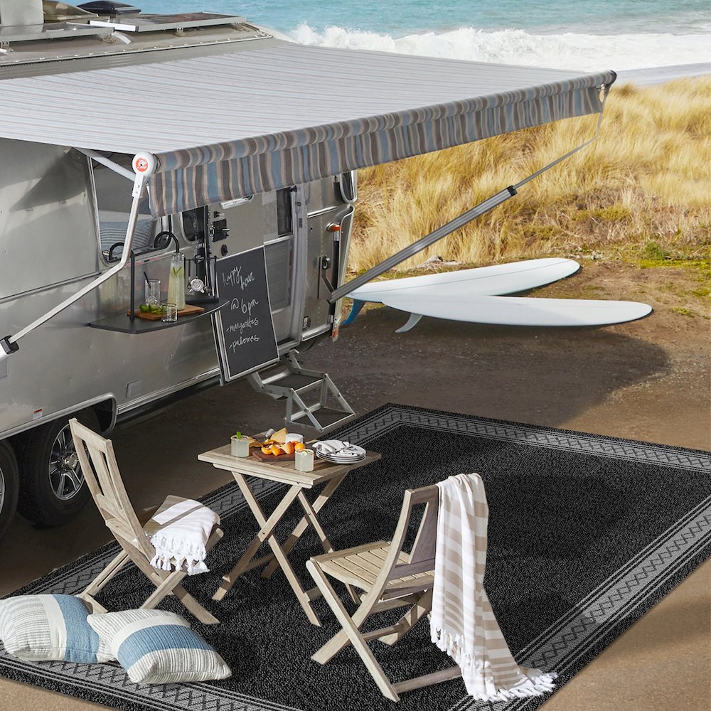 Lucia Classic Diamond Border Indoor/Outdoor Area Rug. Picture 15