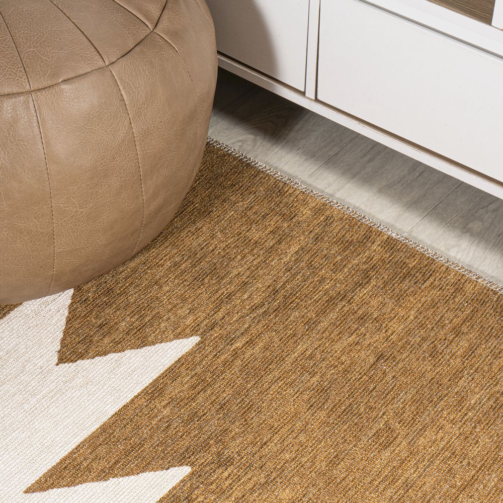 Chayton Minimalist Geometric Machine Washable Area Rug. Picture 7