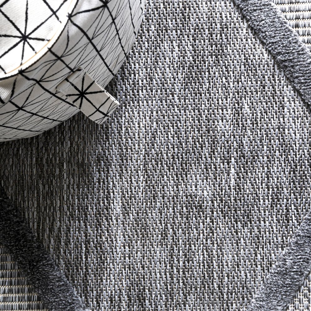 Salines Diamond Trellis Indoor/Outdoor Area Rug. Picture 4