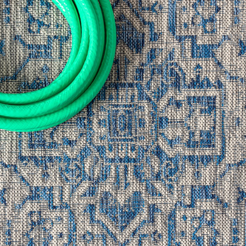 Sinjuri Medallion Textured Weave Indoor/Outdoor Area Rug. Picture 4
