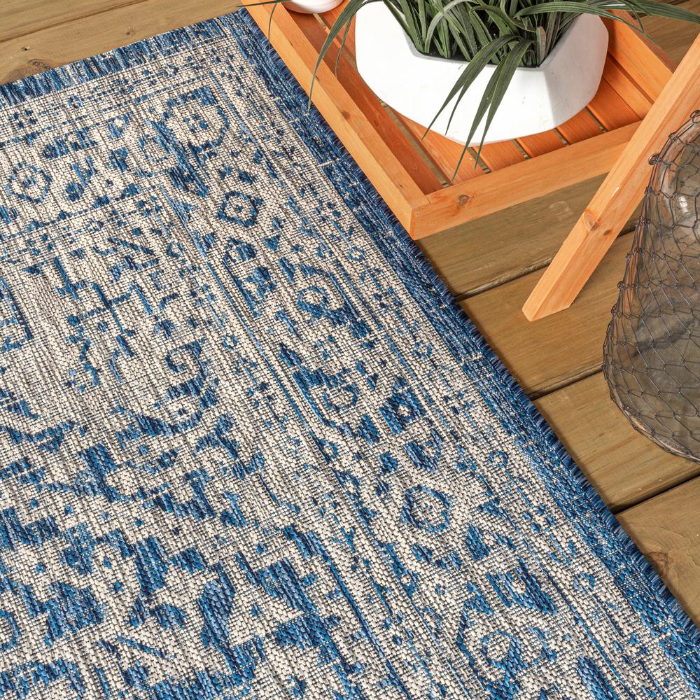 Sinjuri Medallion Textured Weave Indoor/Outdoor Area Rug. Picture 9