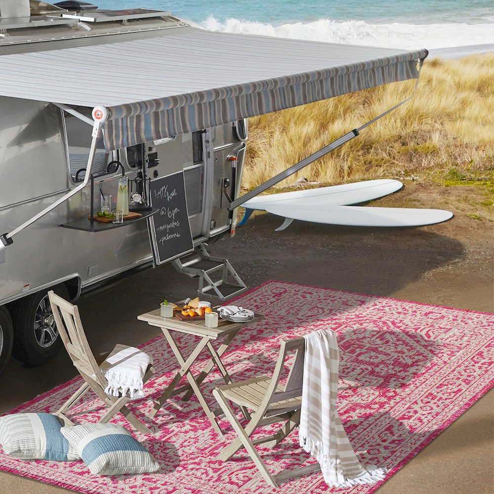 Sinjuri Medallion Textured Weave Indoor/Outdoor Area Rug. Picture 7