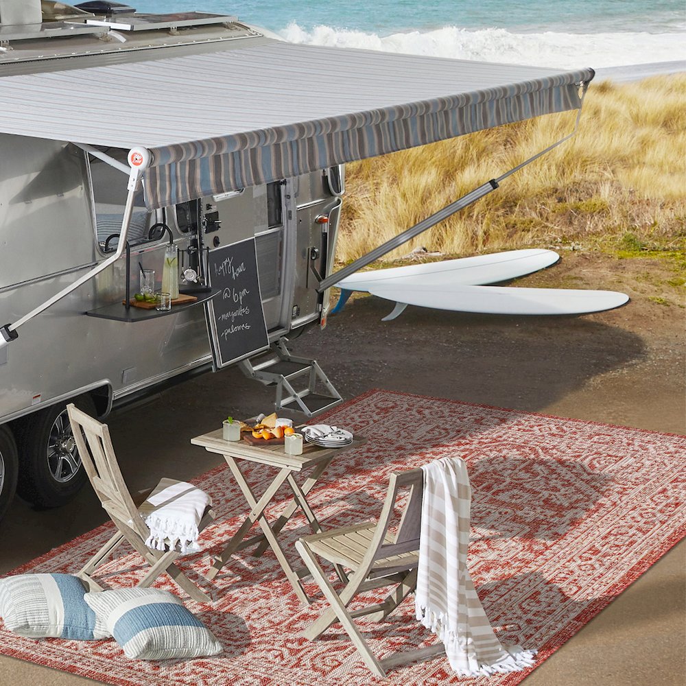 Sinjuri Medallion Textured Weave Indoor/Outdoor Area Rug. Picture 10