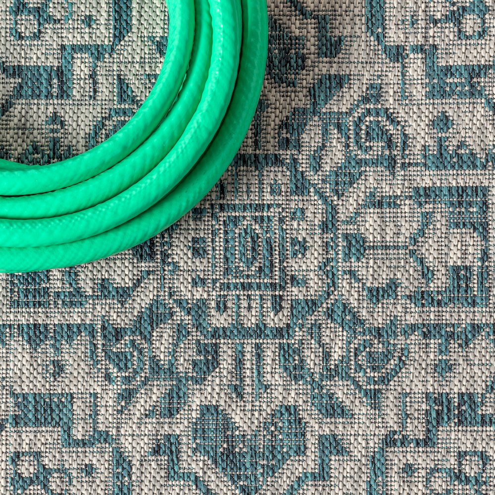 Sinjuri Medallion Textured Weave Indoor/Outdoor Area Rug. Picture 7