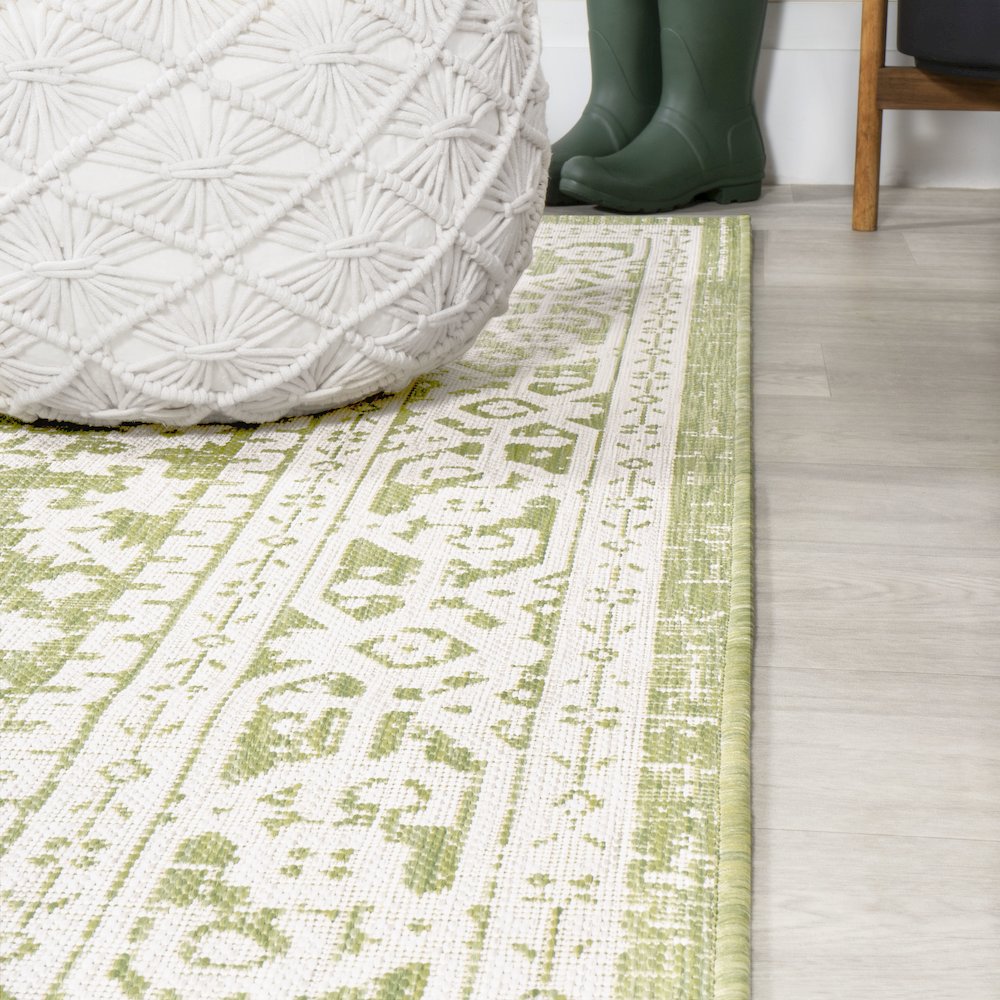 Sinjuri Medallion Textured Weave Indoor/Outdoor Area Rug. Picture 12