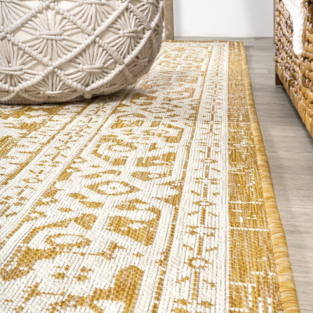 Sinjuri Medallion Textured Weave Indoor/Outdoor Area Rug. Picture 12