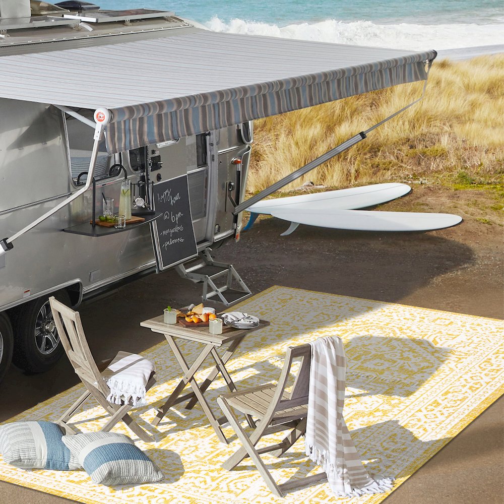 Sinjuri Medallion Textured Weave Indoor/Outdoor Area Rug. Picture 15