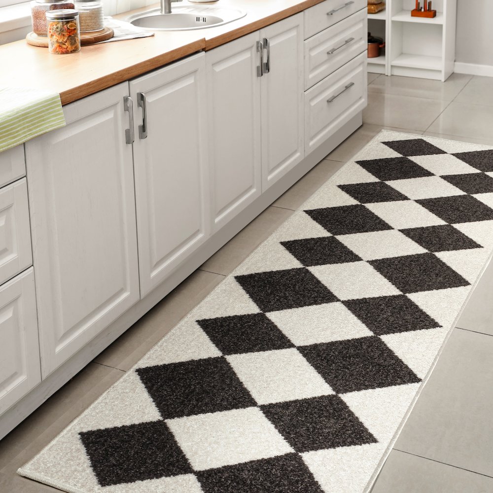 Draper Classic Geometric Diamond Pattern Runner Rug. Picture 2