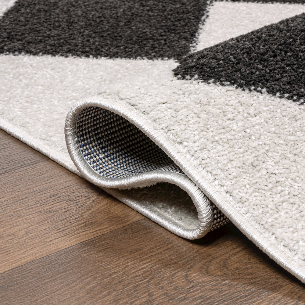 Draper Classic Geometric Diamond Pattern Runner Rug. Picture 4