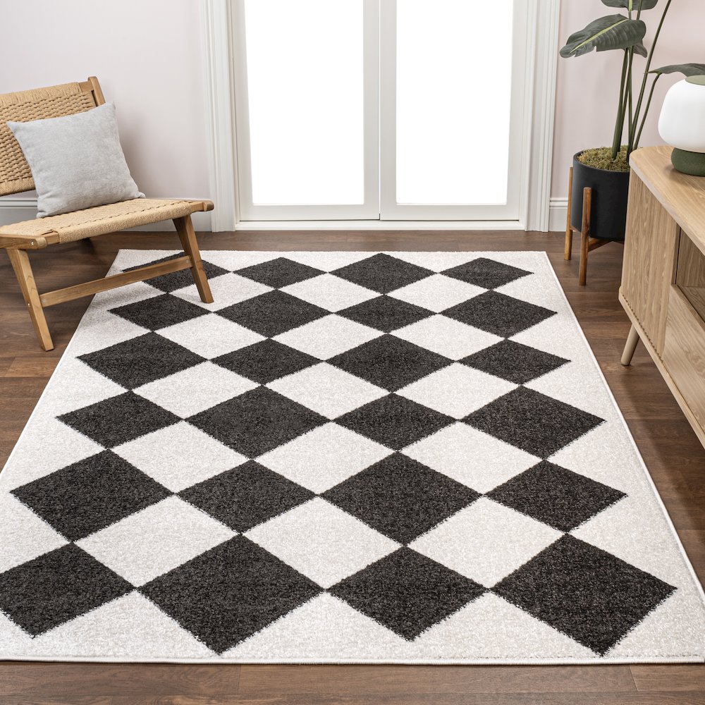 Draper Classic Geometric Diamond Pattern Area Rug. Picture 1