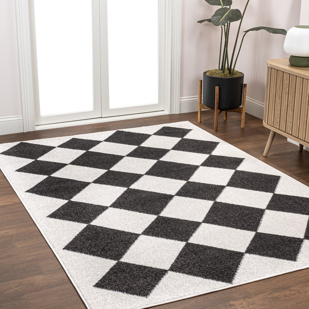 Draper Classic Geometric Diamond Pattern Area Rug. Picture 2