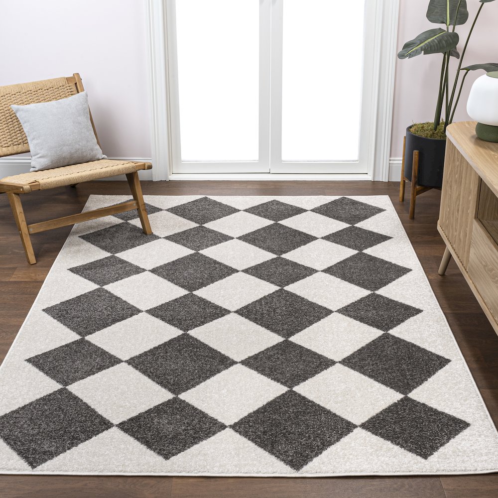 Draper Classic Geometric Diamond Pattern Area Rug. Picture 1