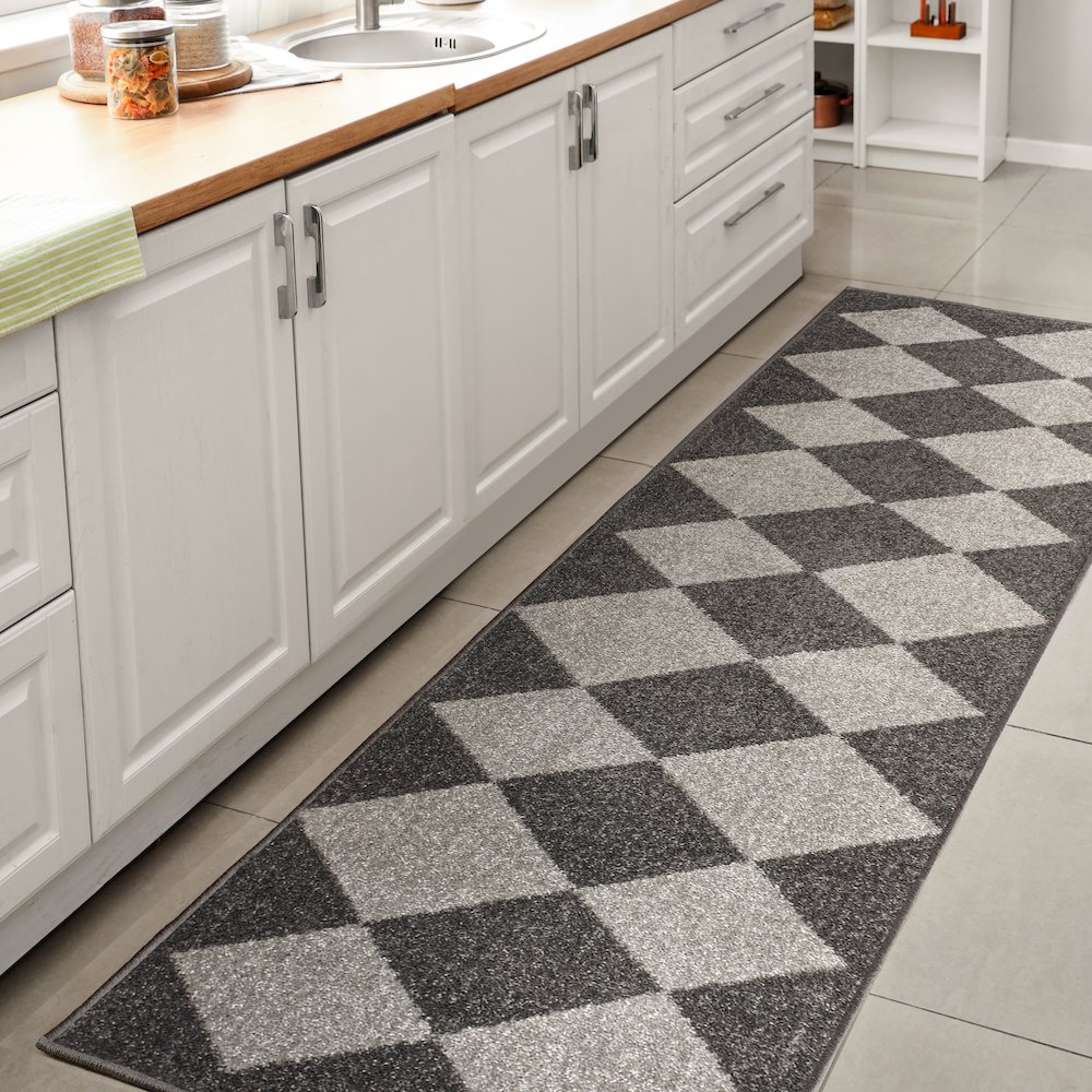 Draper Classic Geometric Diamond Pattern Runner Rug. Picture 2