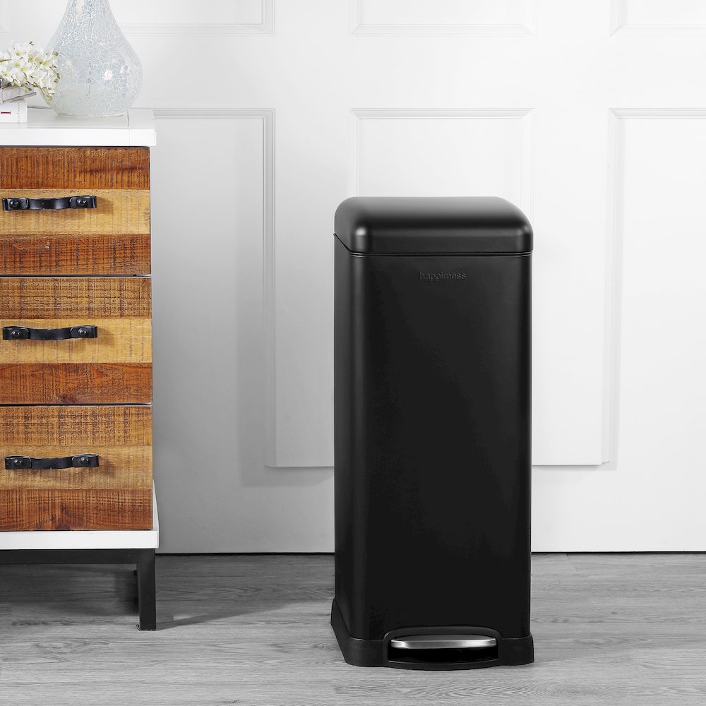 Betty Retro Step-Open Trash Can With Liners. Picture 1