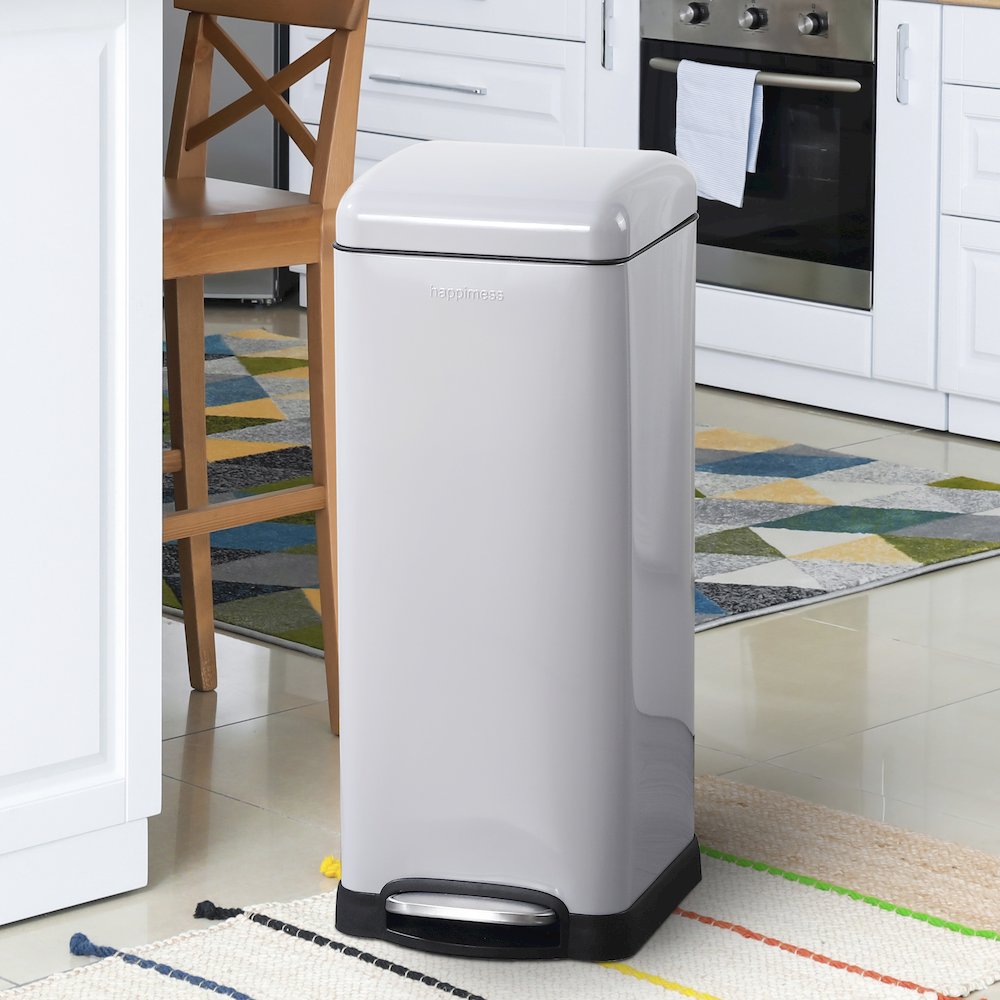 Betty Retro Step-Open Trash Can With Liners. Picture 2