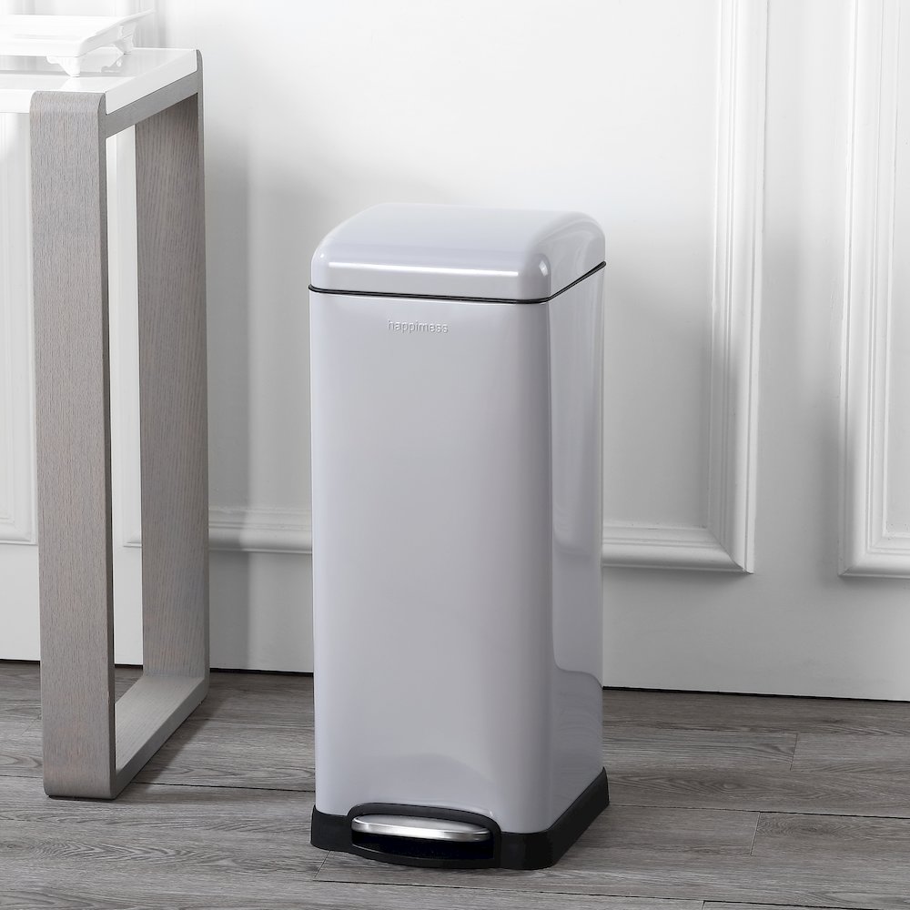 Betty Retro Step-Open Trash Can With Liners. Picture 1