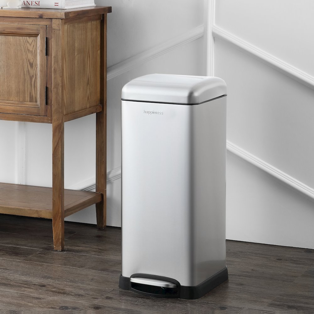 Betty Retro Step-Open Trash Can With Liners. Picture 1