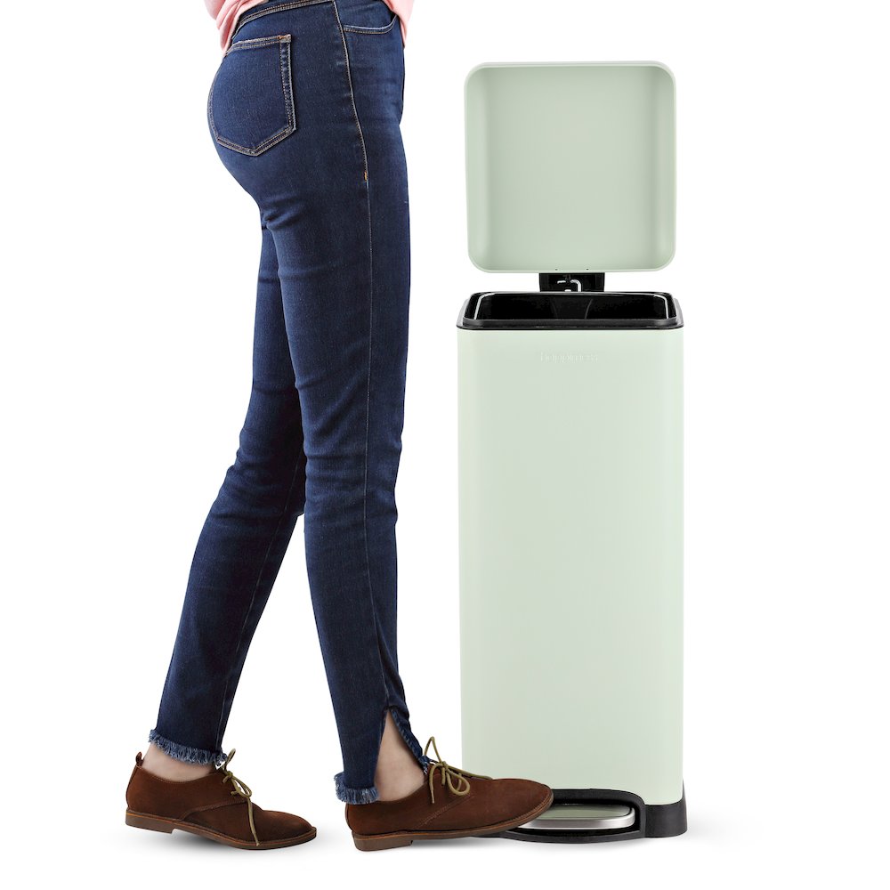 Betty Retro Step-Open Trash Can With Liners. Picture 5