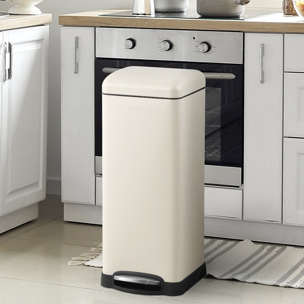Betty Retro Step-Open Trash Can With Liners. Picture 2