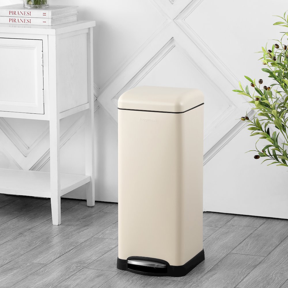 Betty Retro Step-Open Trash Can With Liners. Picture 1
