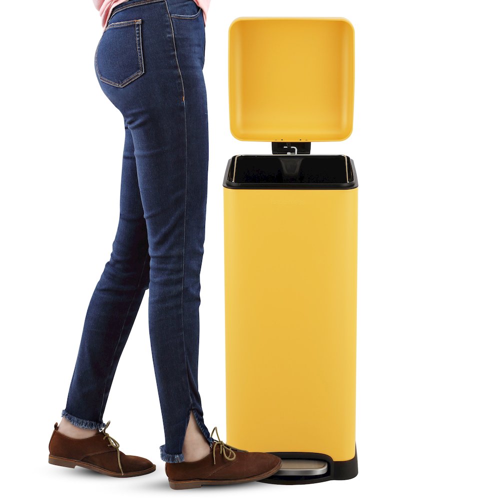 Betty Retro 8-Gallon Step-Open Trash Can. Picture 2