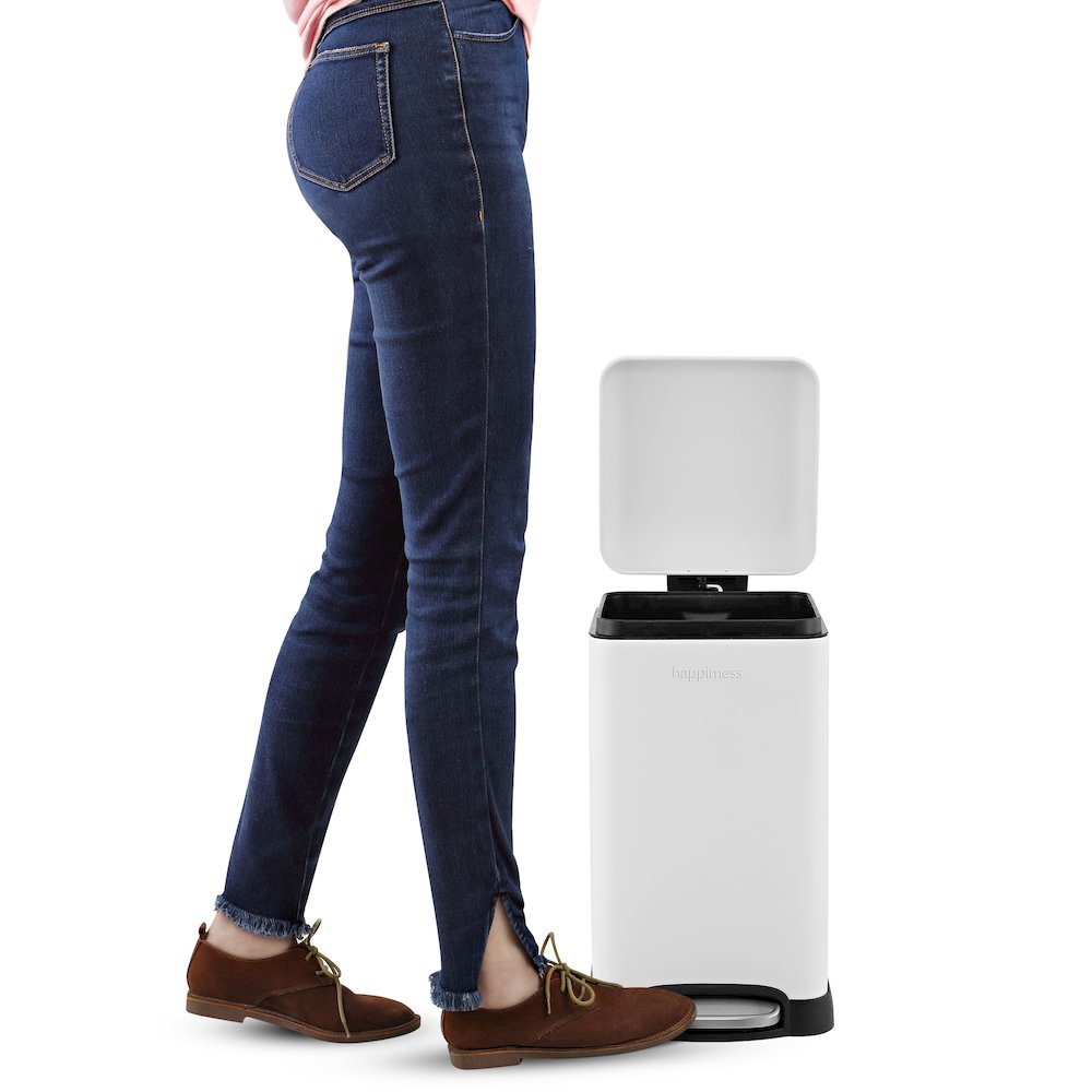 Betty Retro Mini Step-Open Trash Can. Picture 4