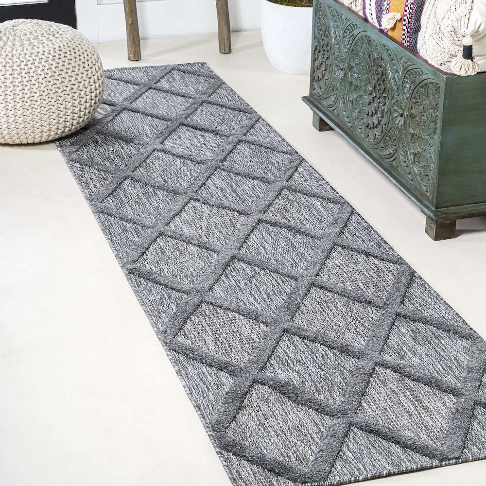 Salines Diamond Trellis Indoor/Outdoor Area Rug. Picture 2
