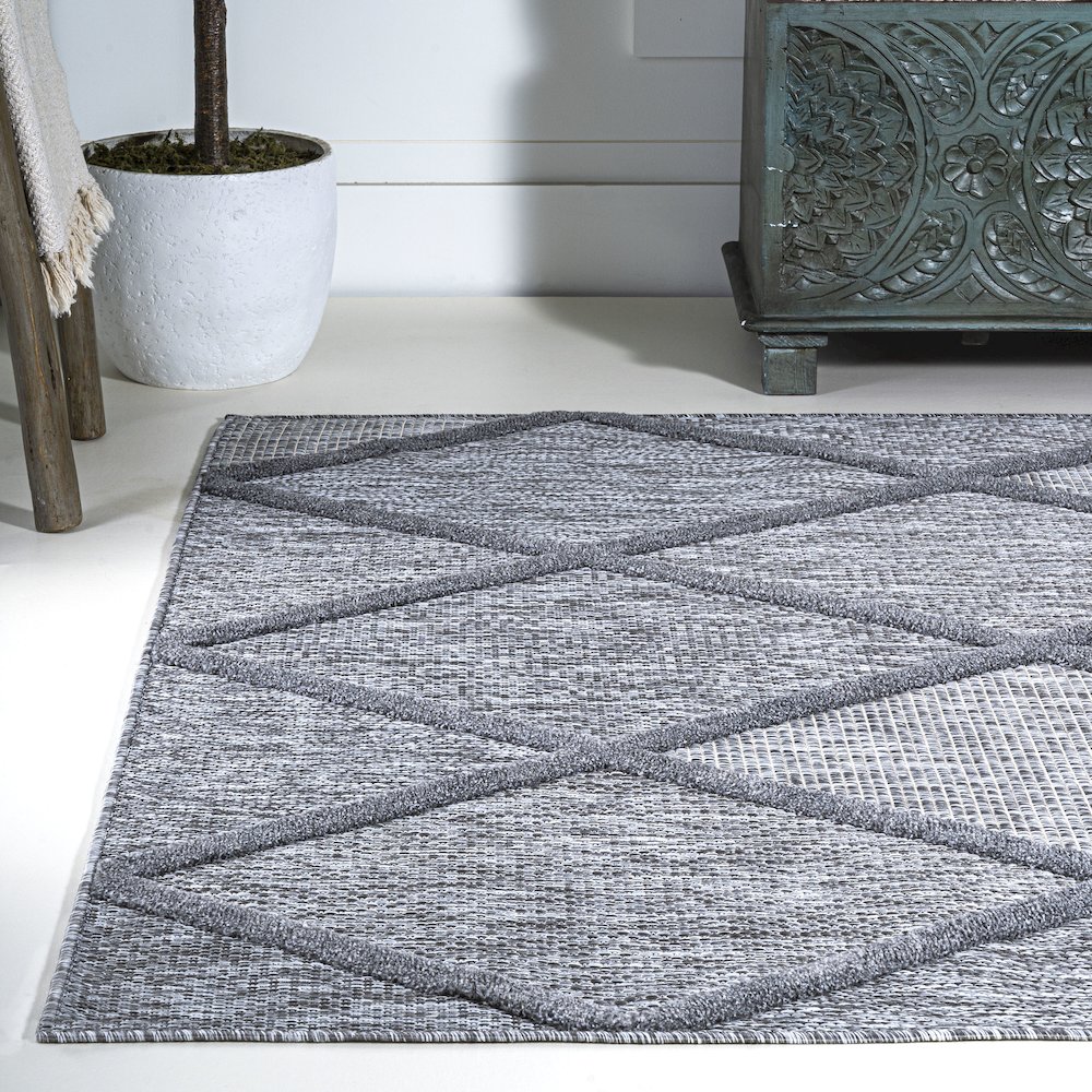 Salines Diamond Trellis Indoor/Outdoor Area Rug. Picture 3