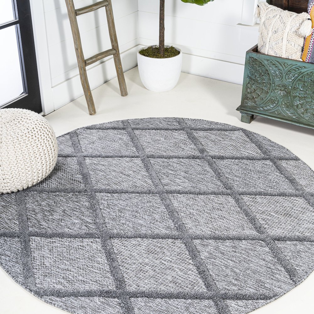 Salines Diamond Trellis Indoor/Outdoor Area Rug. Picture 2