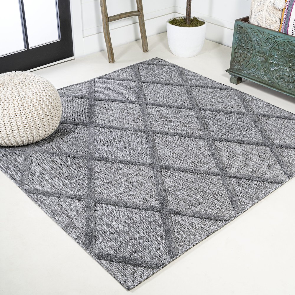 Salines Diamond Trellis Indoor/Outdoor Area Rug. Picture 2