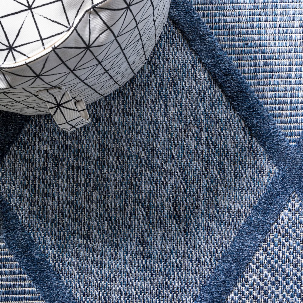 Salines Diamond Trellis Indoor/Outdoor Area Rug. Picture 4