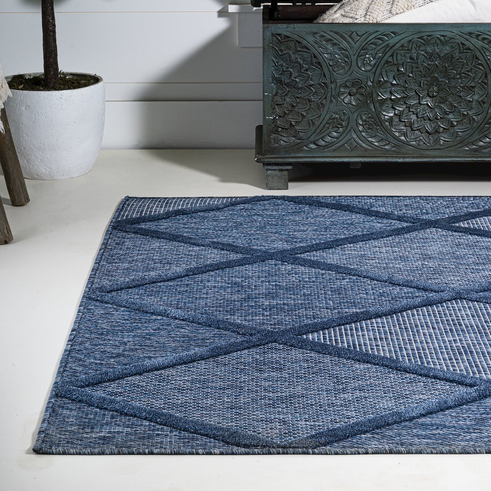 Salines Diamond Trellis Indoor/Outdoor Area Rug. Picture 3