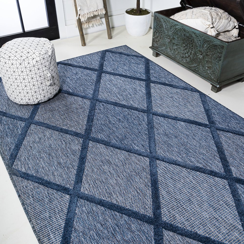 Salines Diamond Trellis Indoor/Outdoor Area Rug. Picture 4