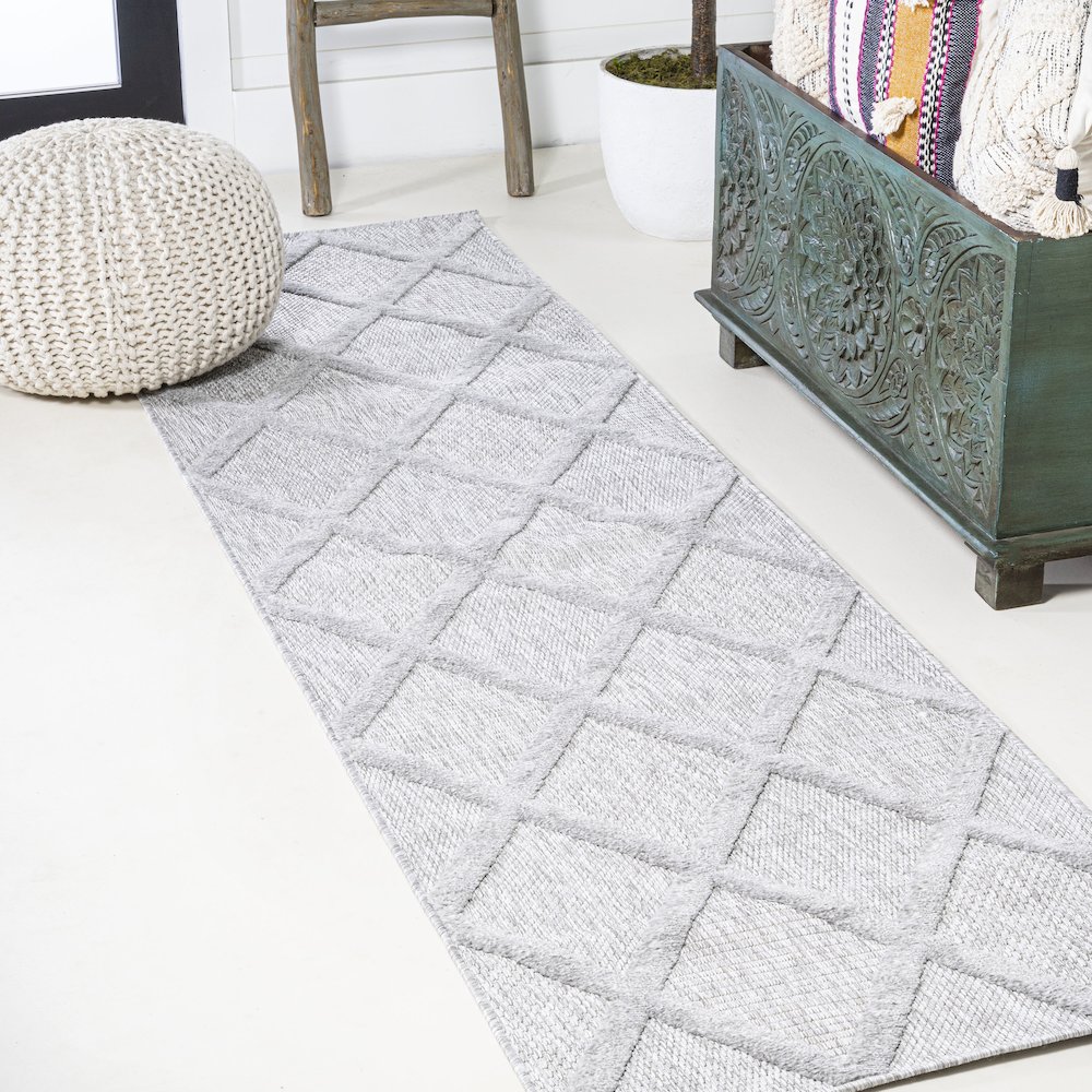 Salines Diamond Trellis Indoor/Outdoor Area Rug. Picture 2