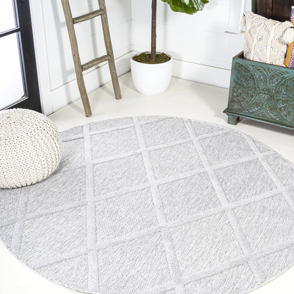 Salines Diamond Trellis Indoor/Outdoor Area Rug. Picture 2