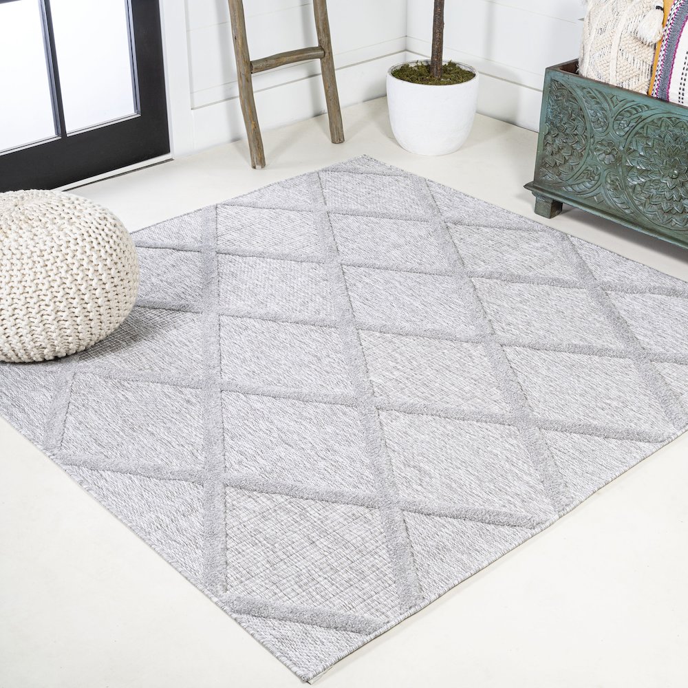 Salines Diamond Trellis Indoor/Outdoor Area Rug. Picture 2
