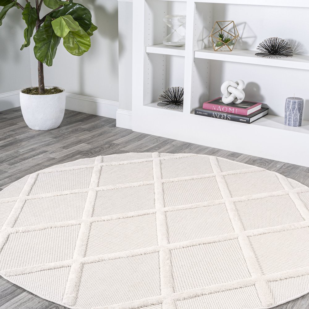 Salines Diamond Trellis Indoor/Outdoor Area Rug. Picture 2