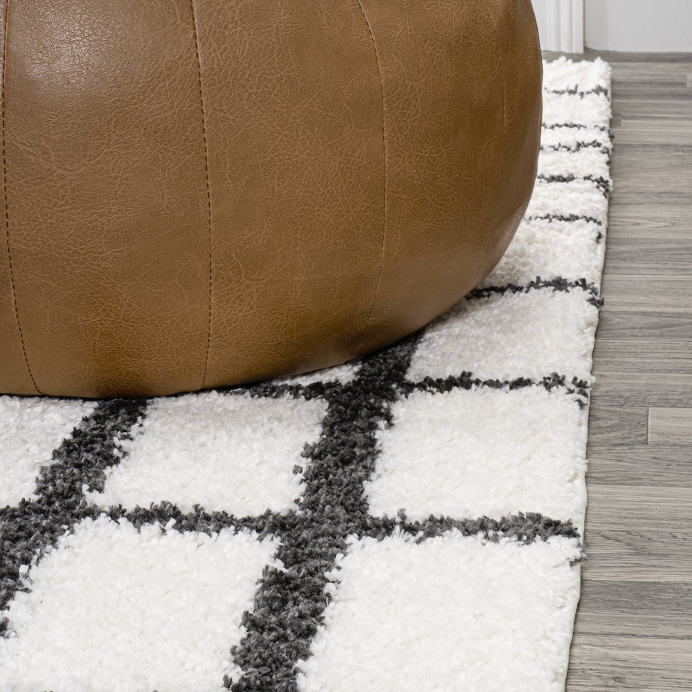 Arenal Geometric Grid Shag Area Rug. Picture 5