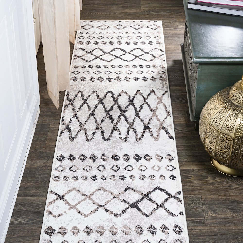 Aksil Moroccan Diamond Area Rug. Picture 2