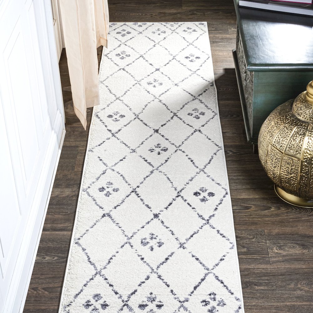 Izil Moroccan Geometric Diamond Area Rug. Picture 2