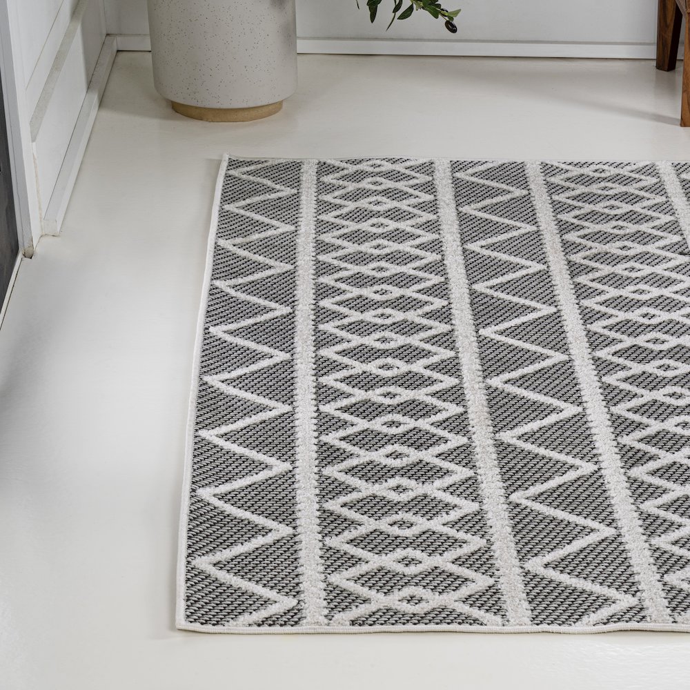 Aylan High-Low Pile Knotted Trellis Geometric Indoor/Outdoor Area Rug. Picture 3